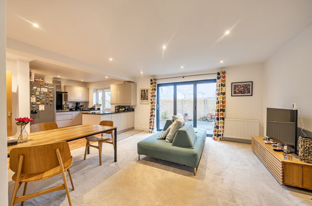 Property photo 3 of 23 Dining/Lounge