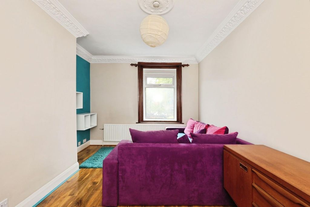 Property photo 3 of 25 Lounge