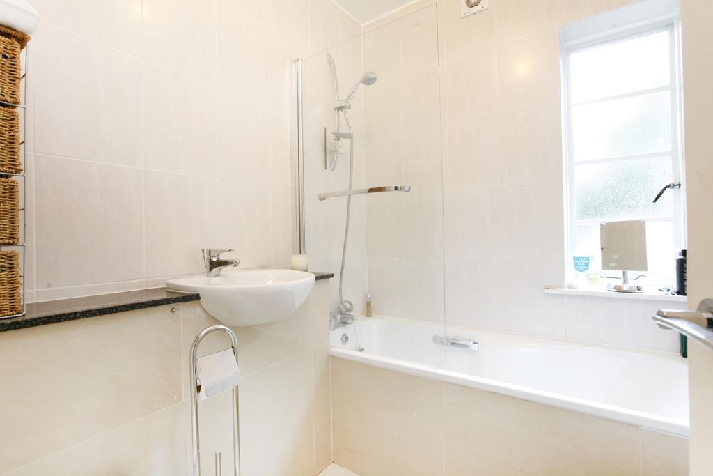 Property photo 3 of 10 Meadowside