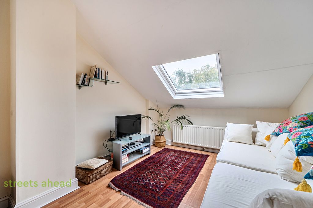 Property photo 3 of 17 839394Bf-5Aa1-4E1...