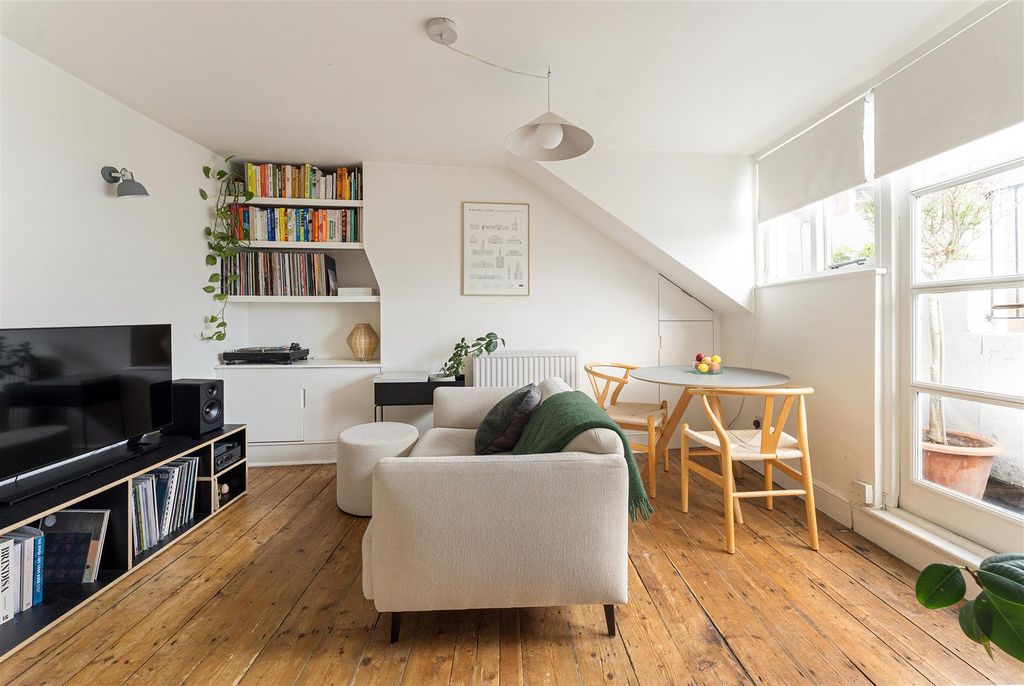 Property photo 2 of 24 Newington Green Road, N1