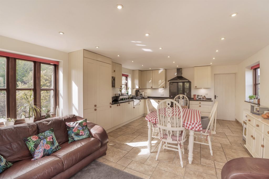 Property photo 2 of 25