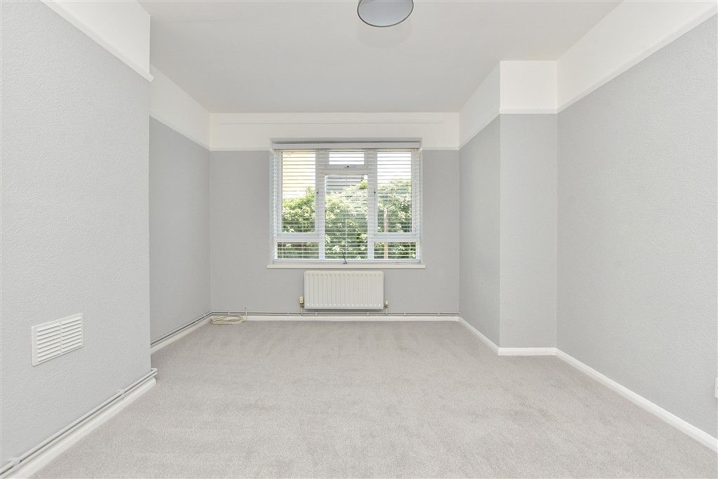 Property photo 1 of 8 Lounge