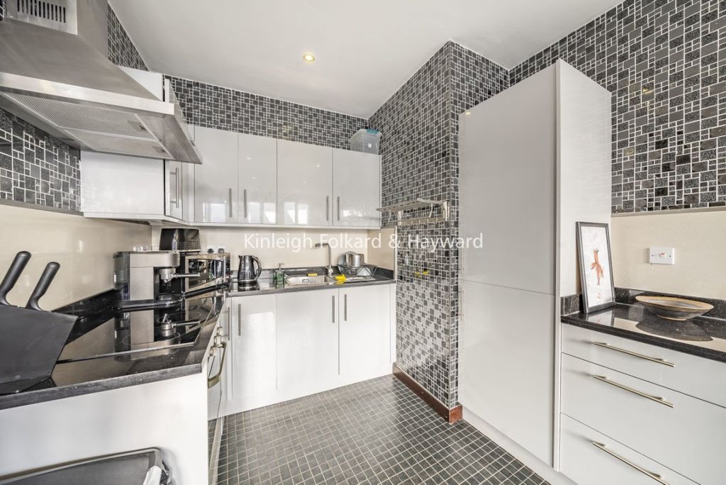 Property photo 3 of 6 E4A4236E-Bdea-4Bf2-9