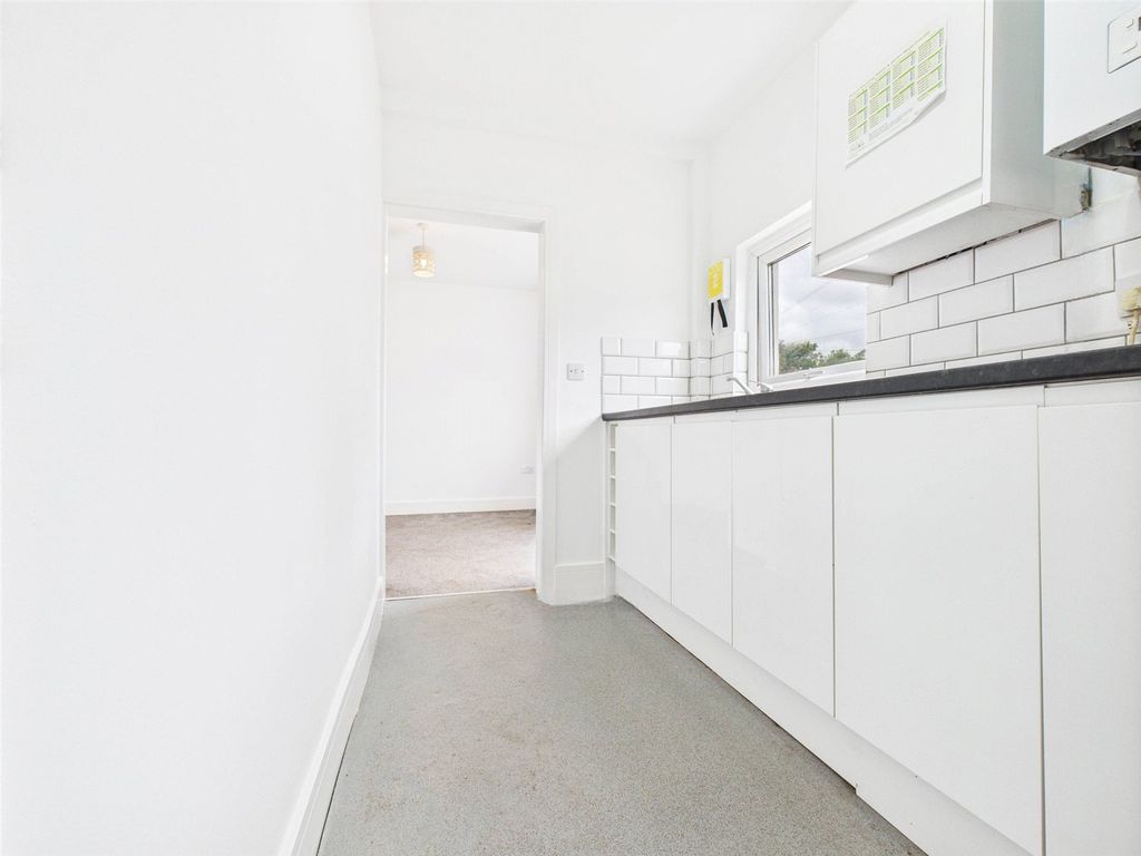 Property photo 3 of 13 Flat To Rent