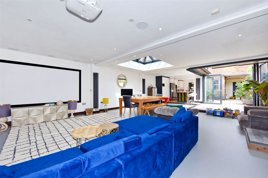 Property photo 3 of 15 Reception / Dining