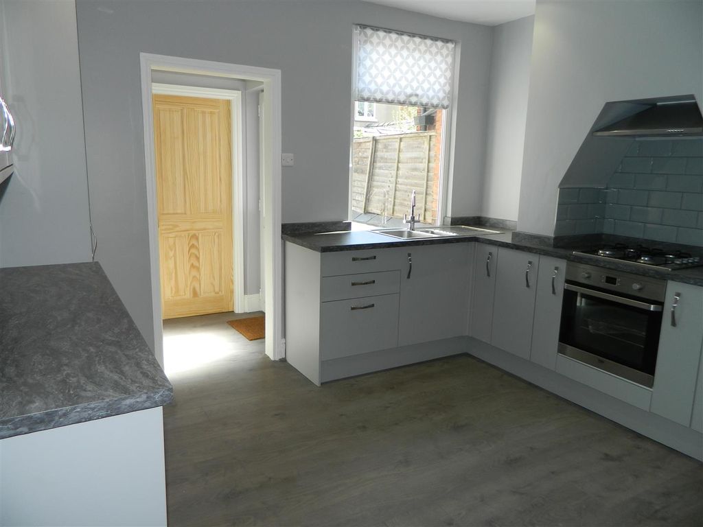 Property photo 3 of 8 Kitchen