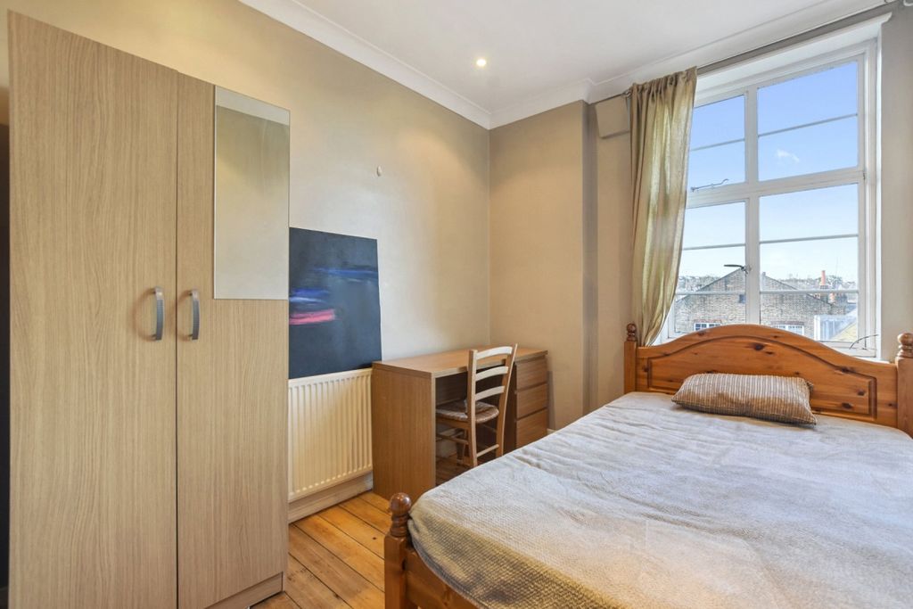 Property photo 3 of 14 Broadway Court (10)