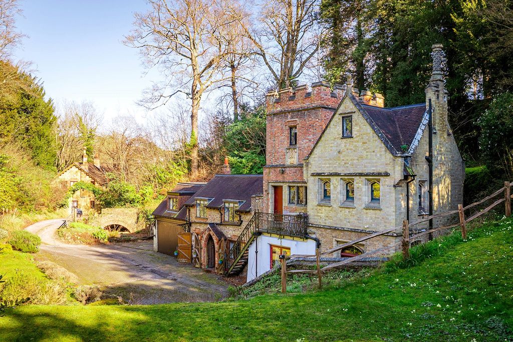 Property photo 2 of 37 House. Partnership