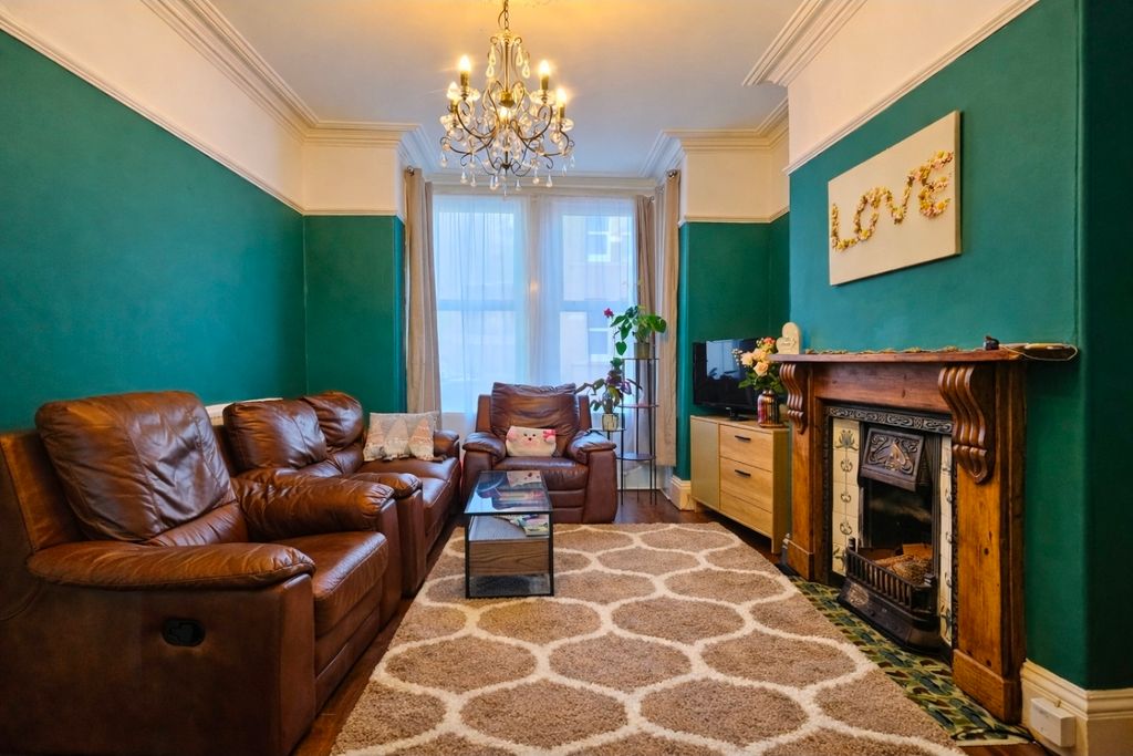 Property photo 2 of 14 Lounge