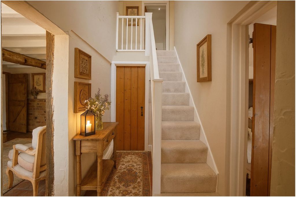 Property photo 3 of 18 Entrance Hall