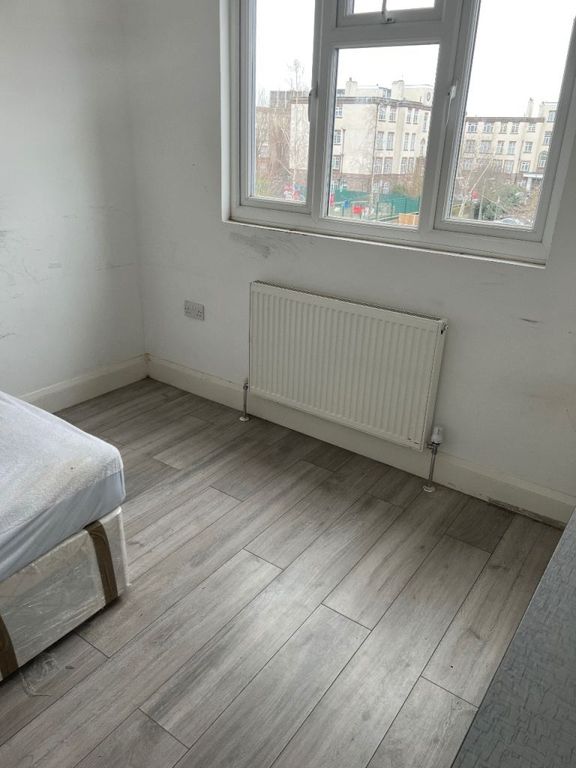 Property photo 2 of 4 Bright Bedroom With Stylish Wood-Effect Flooring...