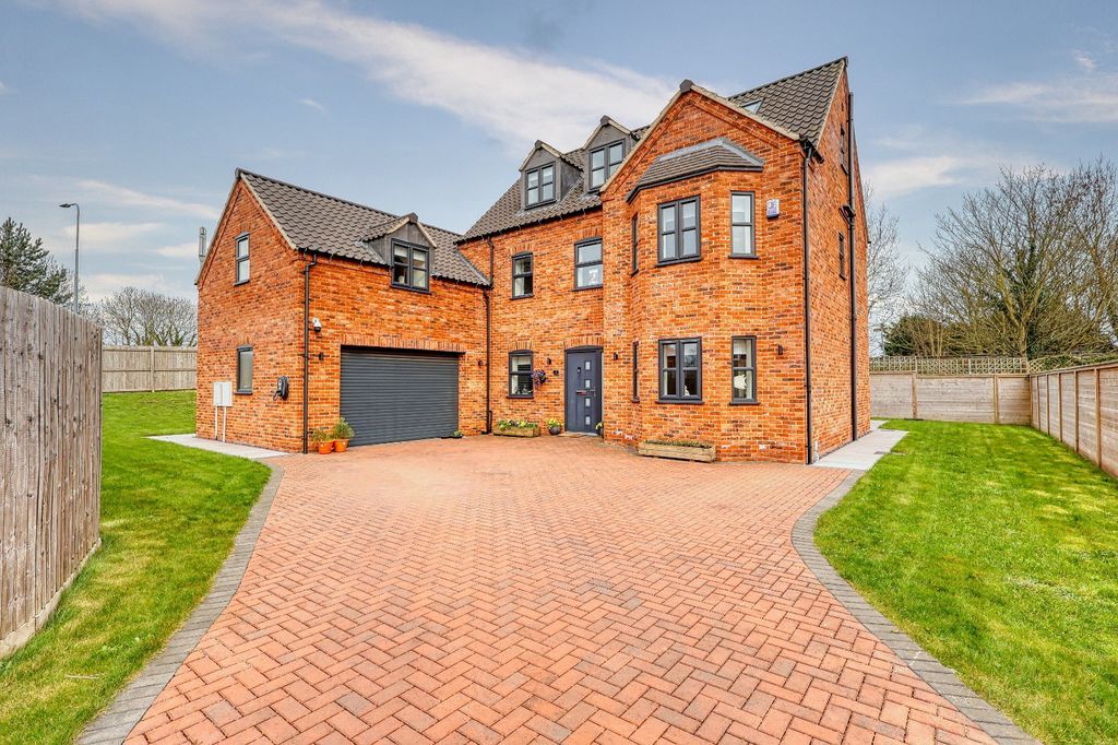 Property photo 1 of 33 Frontal