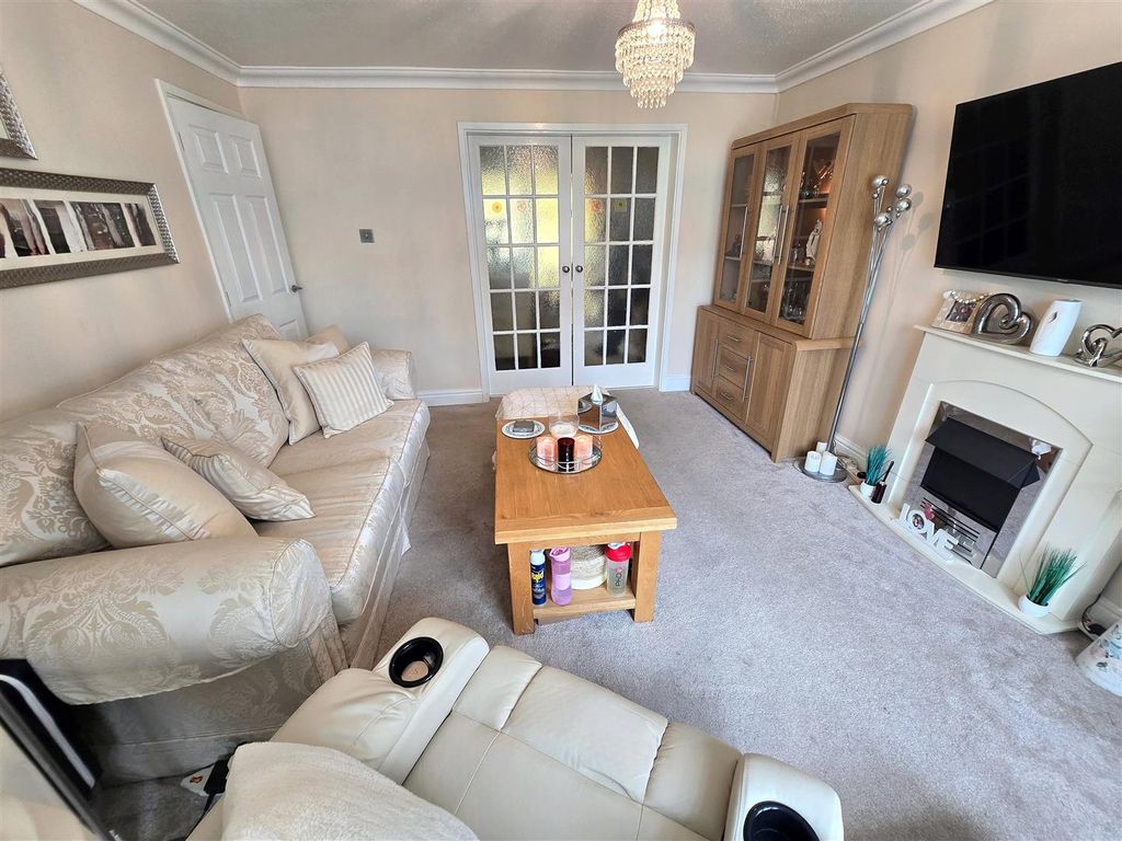 Property photo 3 of 14 Lounge