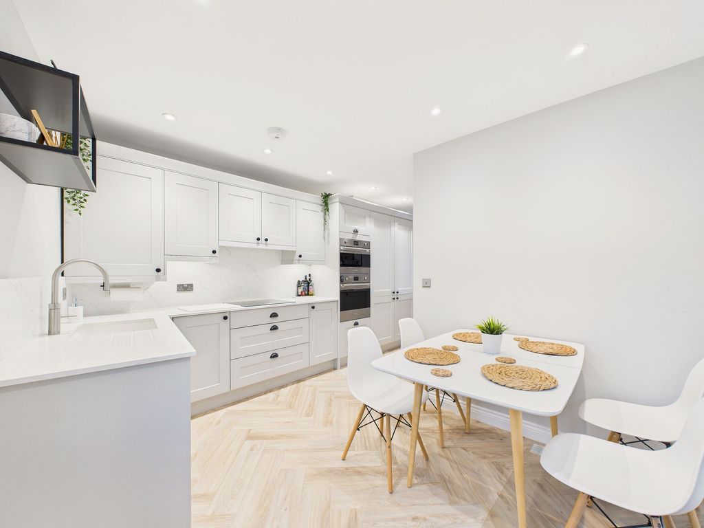 Property photo 2 of 12 Dining Kitchen