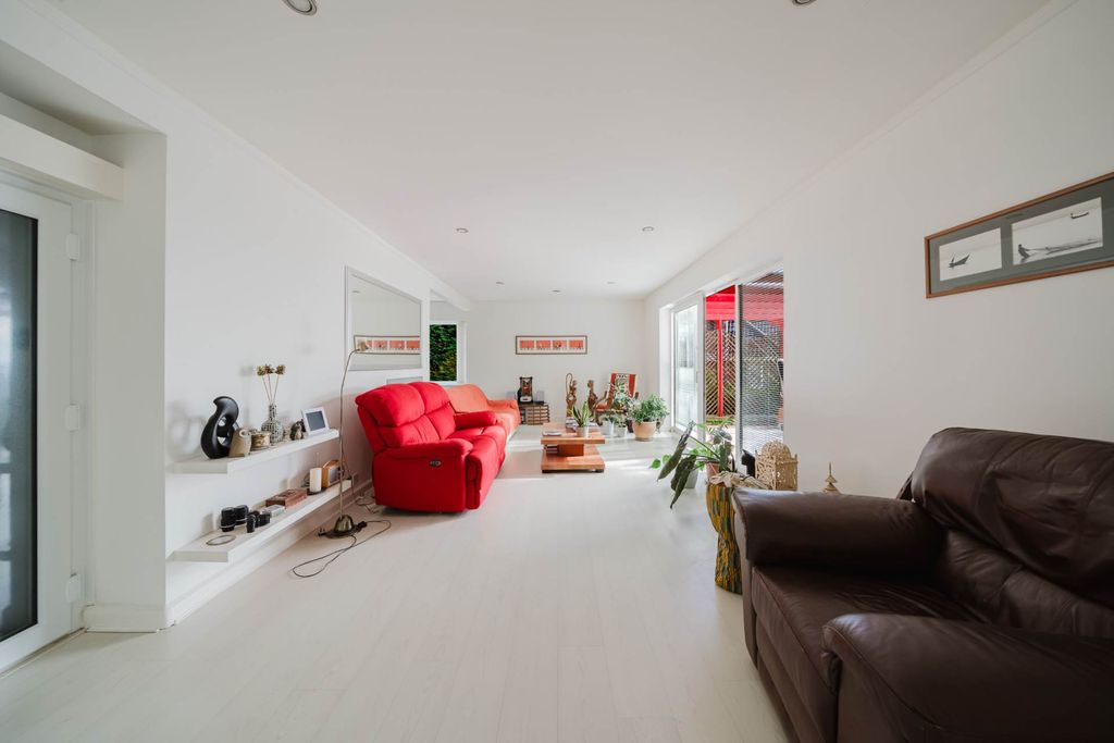 Property photo 3 of 32