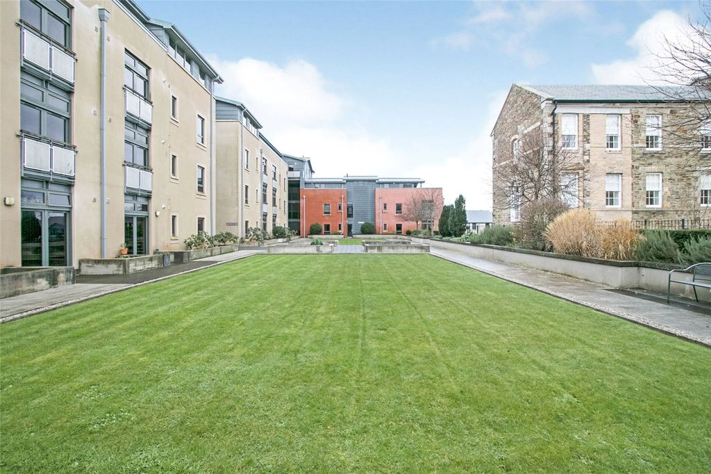 Property photo 3 of 12 Communal Gardens