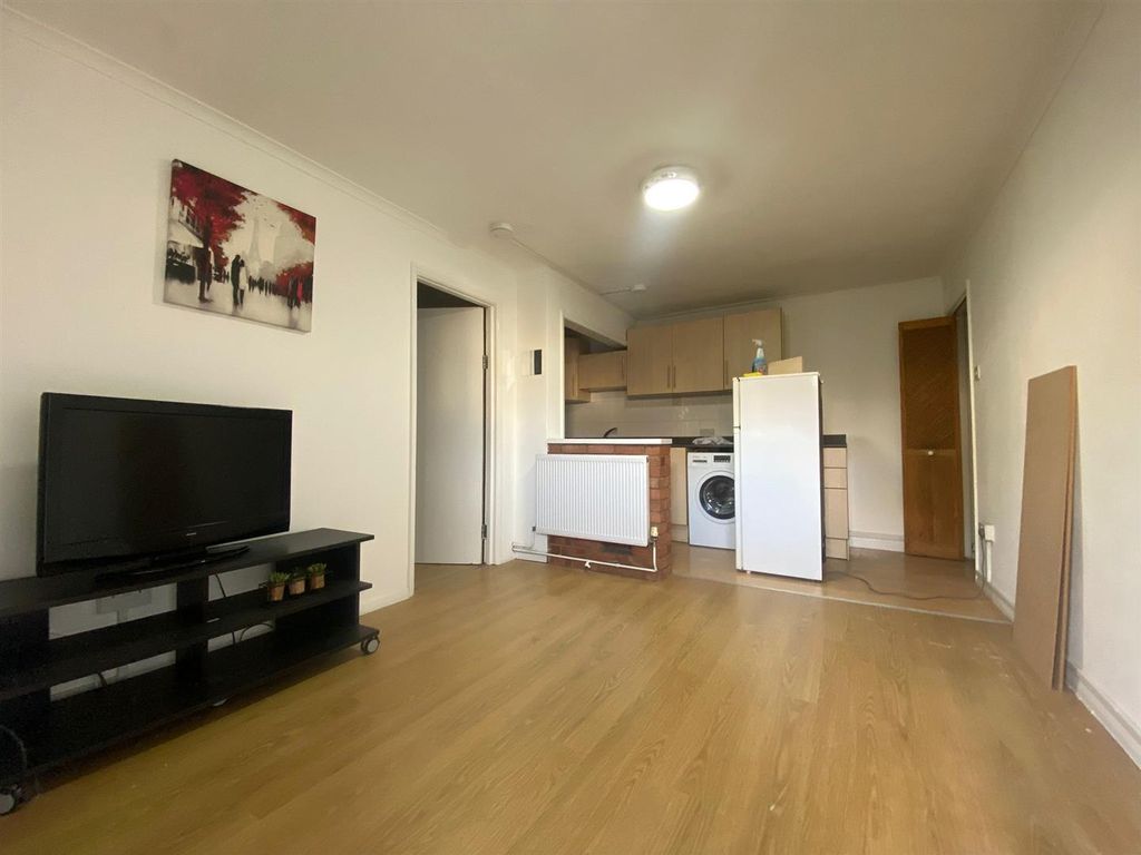 Property photo 1 of 9 Living..Jpg