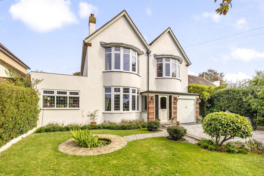 Property photo 1 of 21 Broadwater Street West, 120-022.Jpg