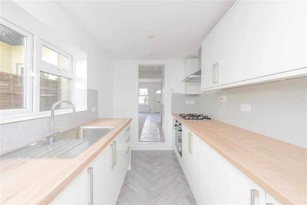 Property photo 2 of 7 Kitchen