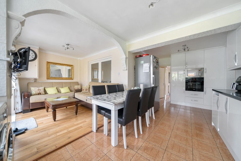 Property photo 3 of 19 1315548-11-685Bcd...