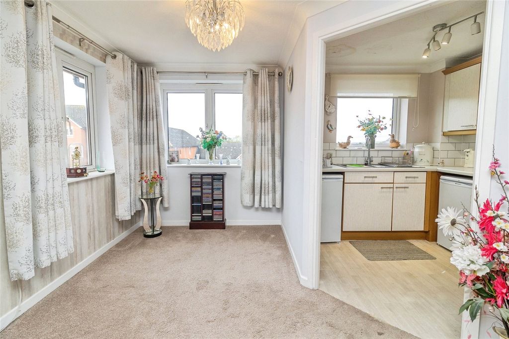 Property photo 3 of 12 Lounge