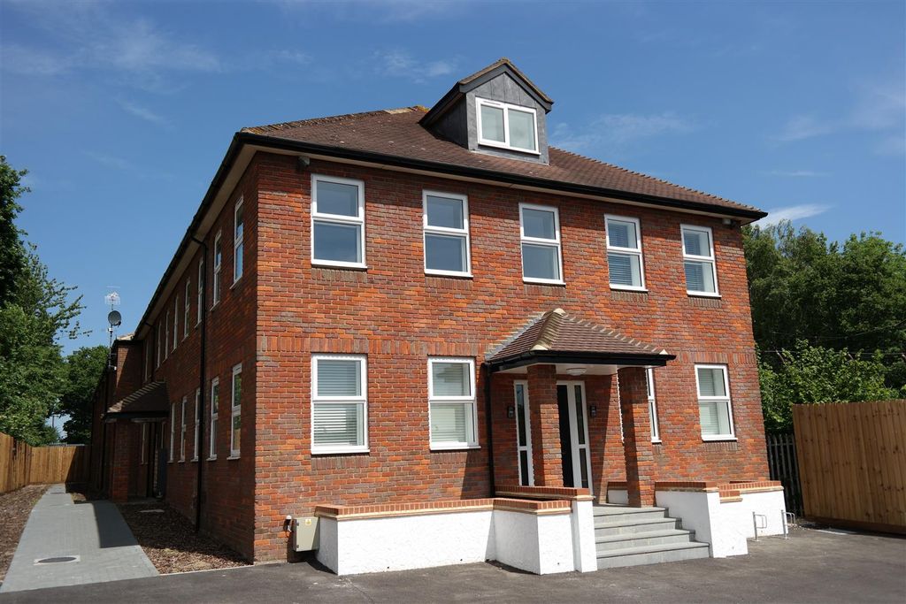 Property photo 1 of 7 Porters Wood - New 2015 (9).Jpg