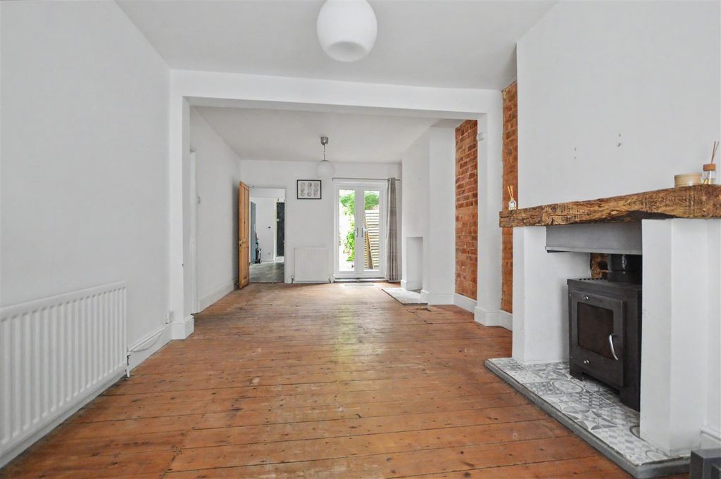 Property photo 3 of 14 Lounge