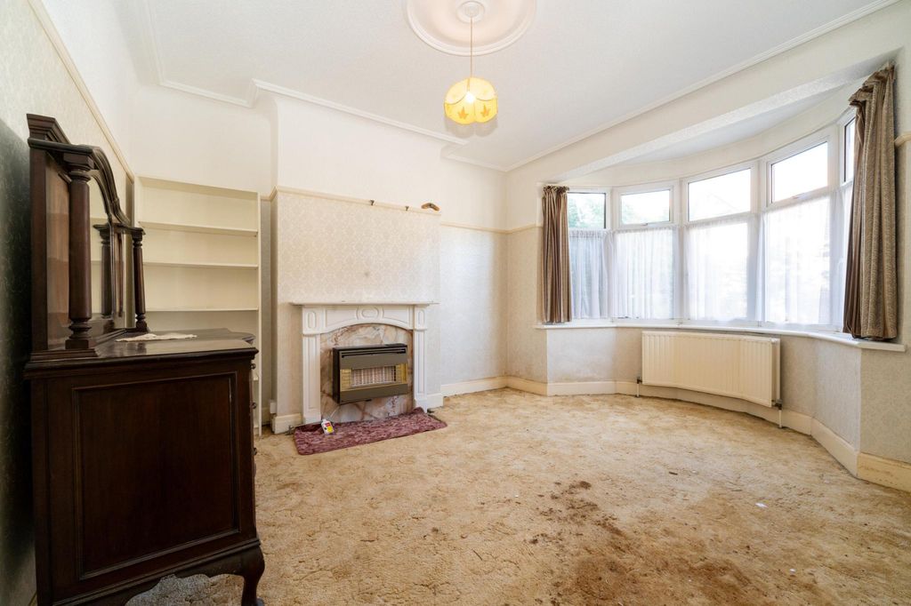 Property photo 3 of 12 Lounge