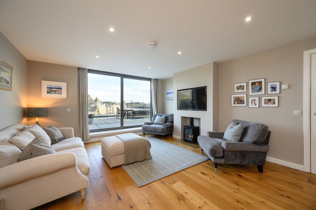 Property photo 3 of 20 Living Room