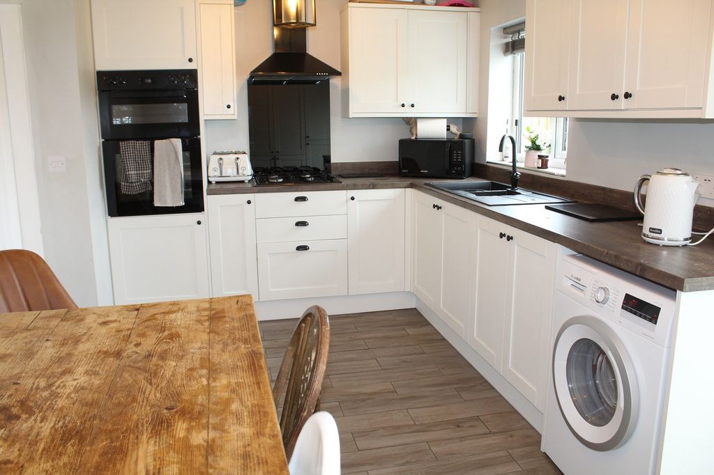 Property photo 2 of 13 Fitted Dining Kitchen