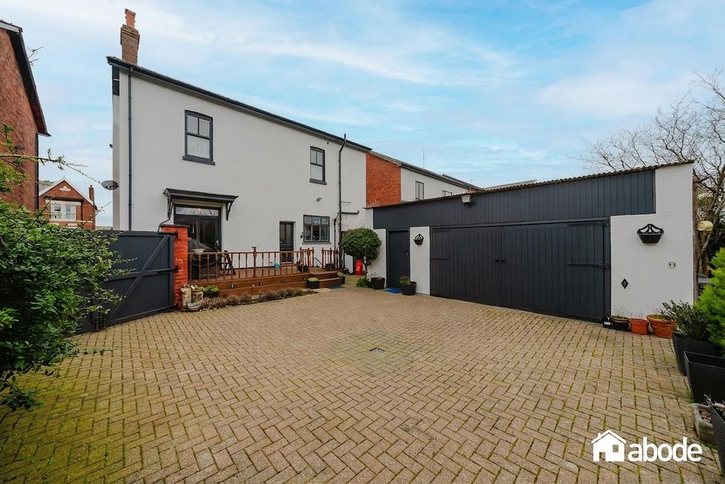 Property photo 2 of 34