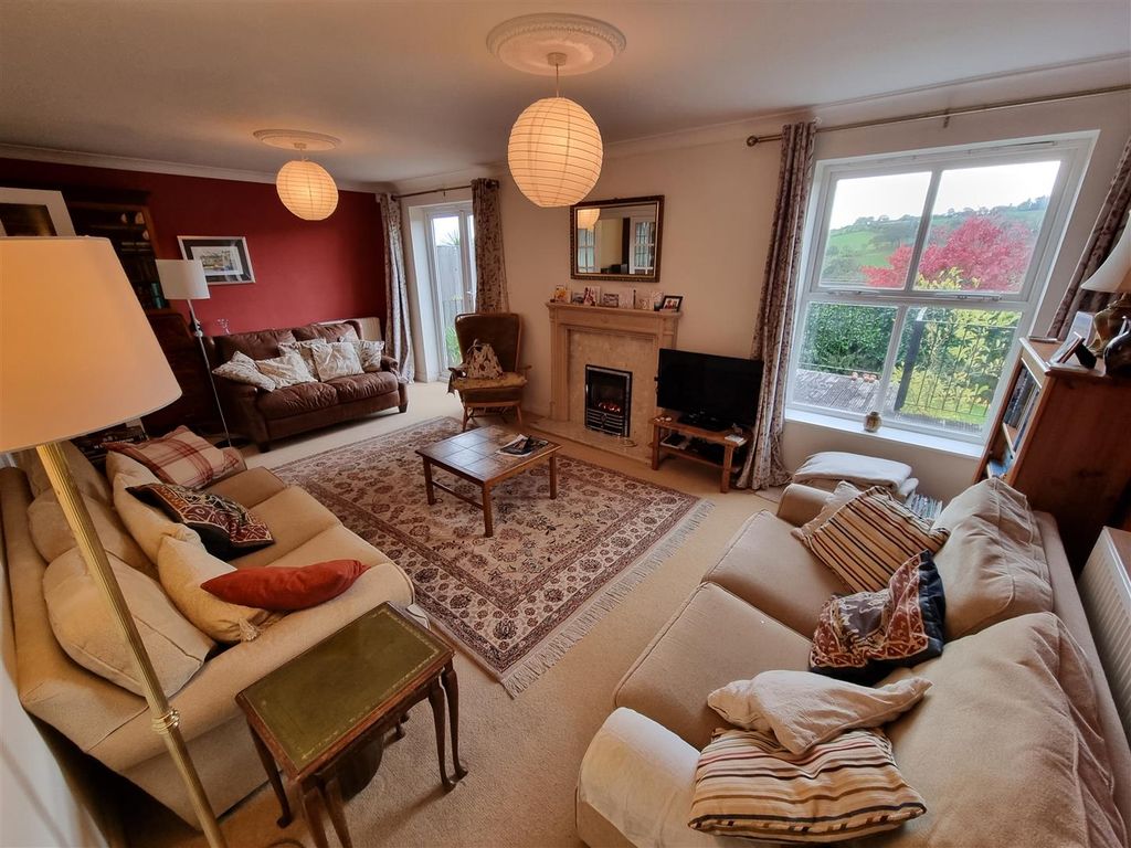 Property photo 2 of 31 Sitting Room.Jpg