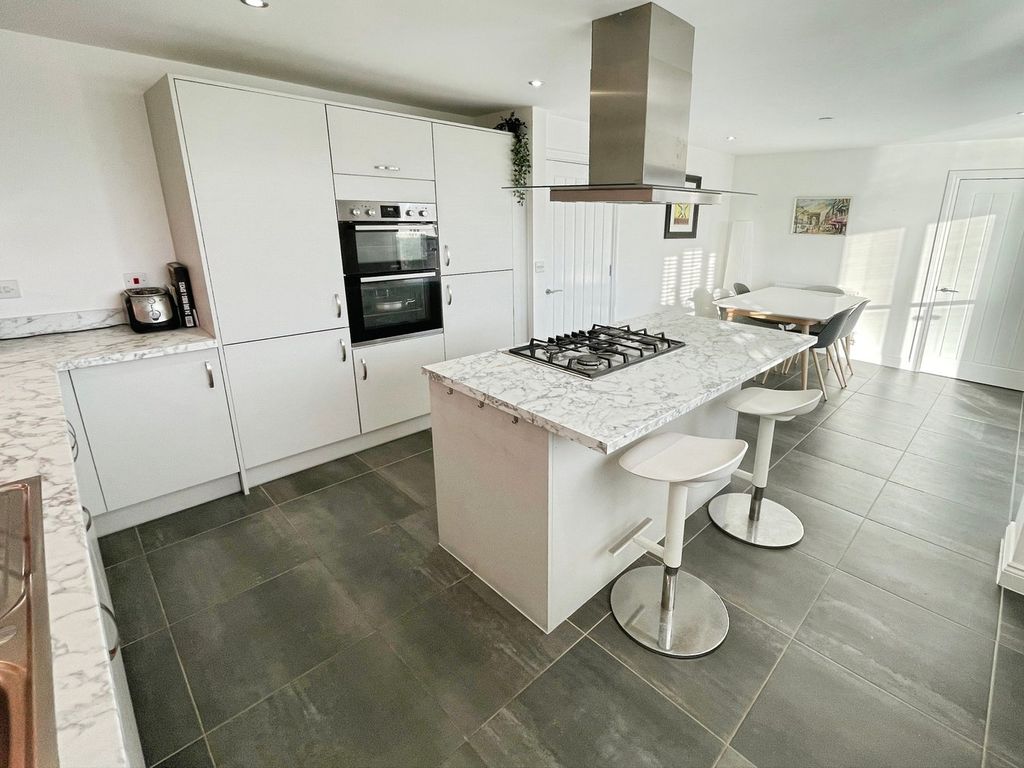 Property photo 3 of 32