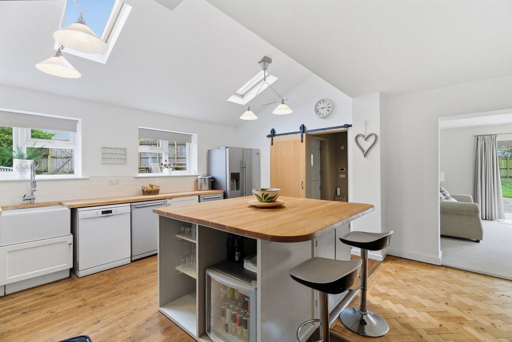 Property photo 2 of 25