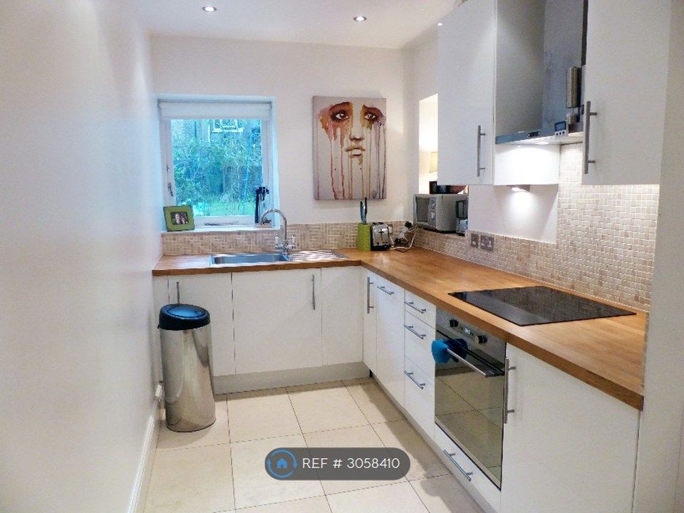 Property photo 2 of 10 Kitchen