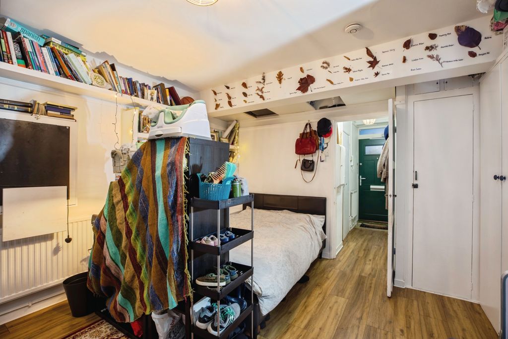 Property photo 3 of 9 Living Room/Bedroom