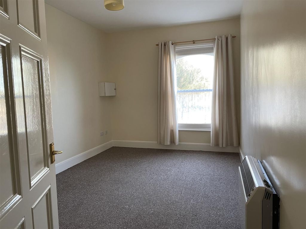 Property photo 2 of 6 Bedroom