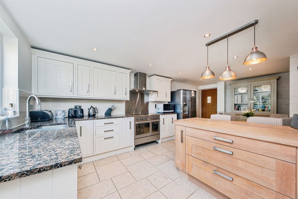 Property photo 2 of 34