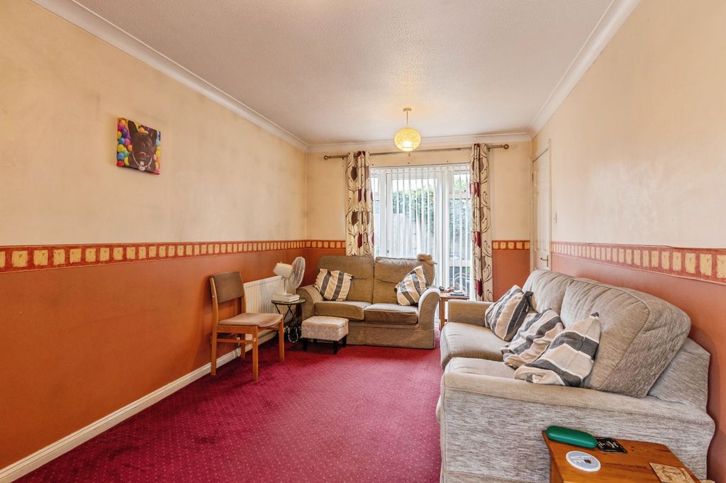 Property photo 2 of 21 32Amershamavenuelangdonhillsbasildonss166Sj-14