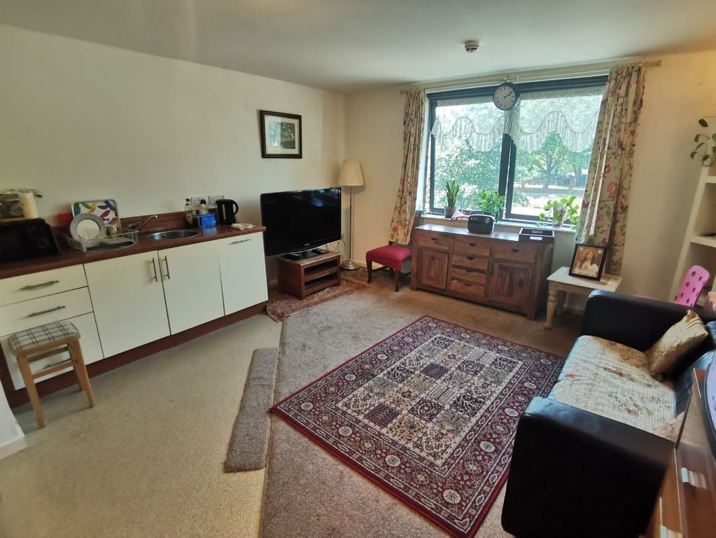 Property photo 2 of 11 Lounge