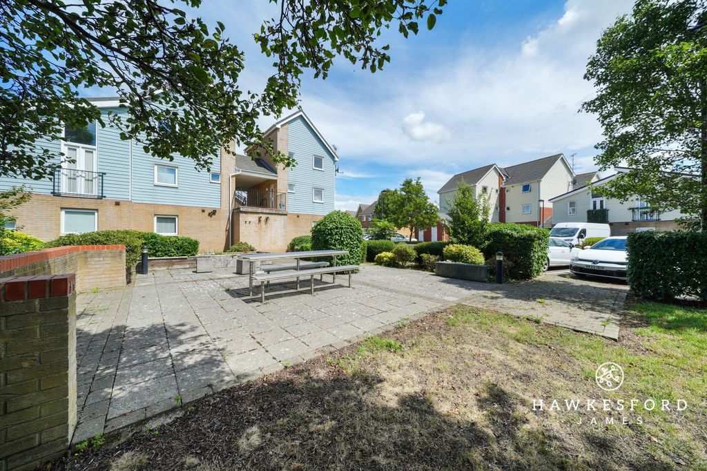 Property photo 3 of 10 Onyx Drive, Sittingbourne - Communal Area