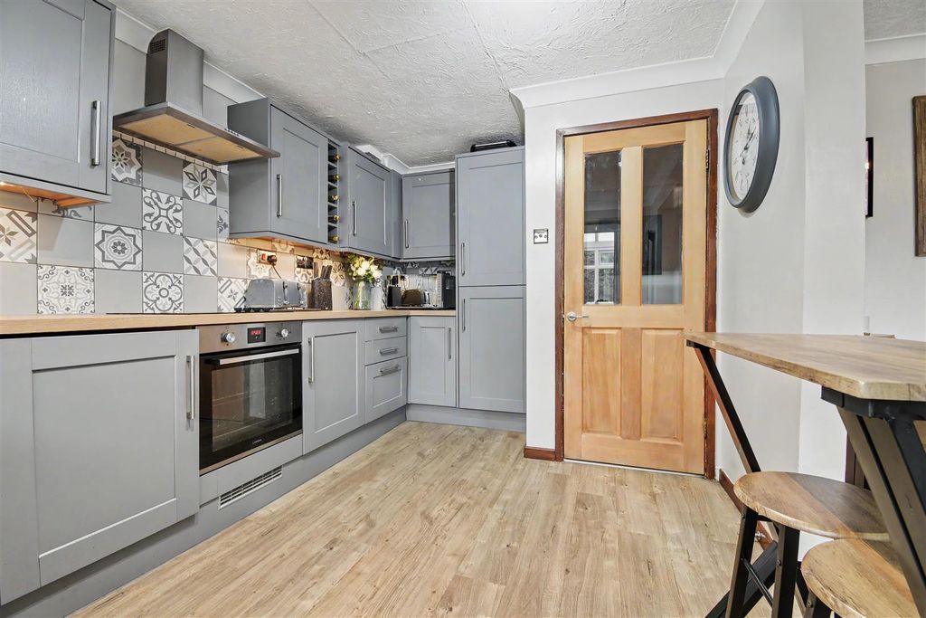 Property photo 2 of 28 Kitchen