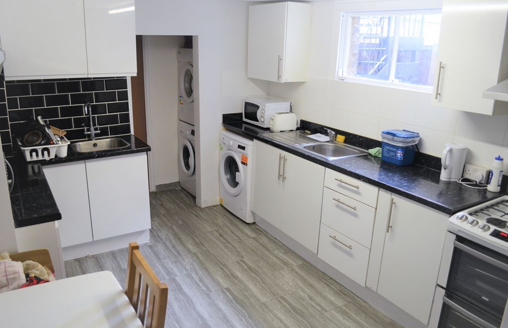 Property photo 1 of 9 Lovely Rooms To Let In A Great-Located House In Dalston N16