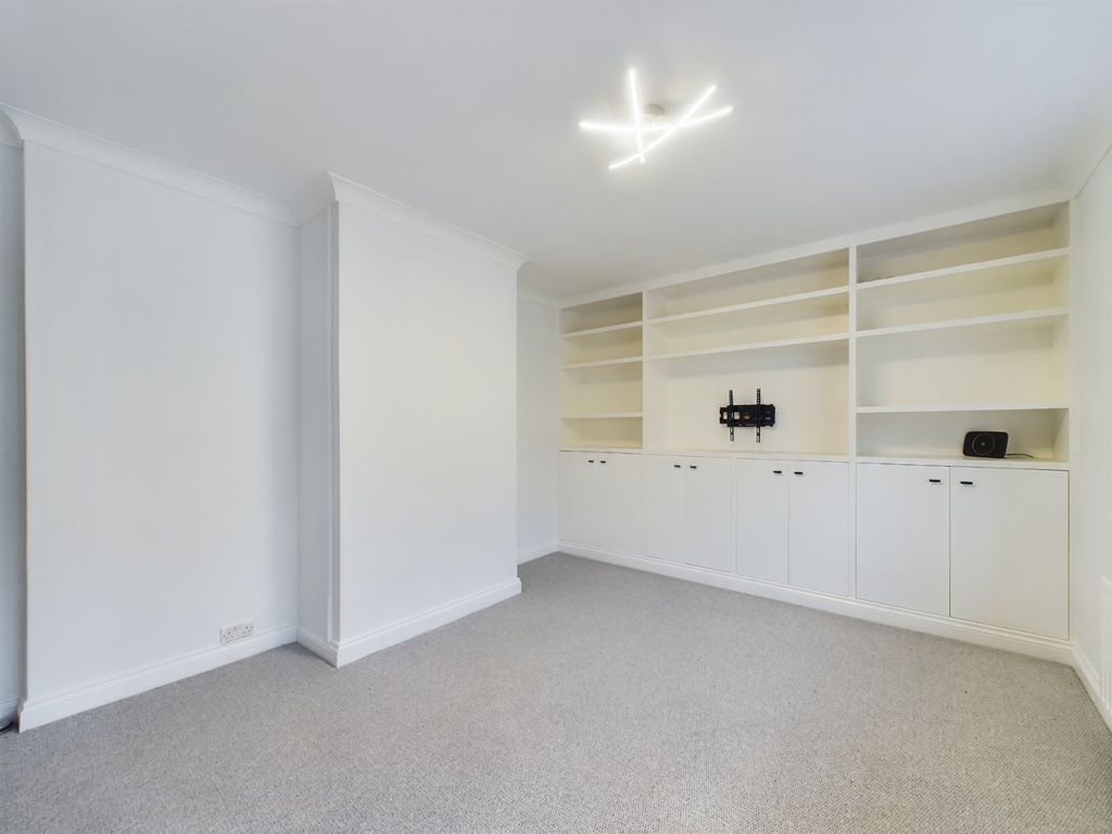 Property photo 2 of 8 Picture No. 11