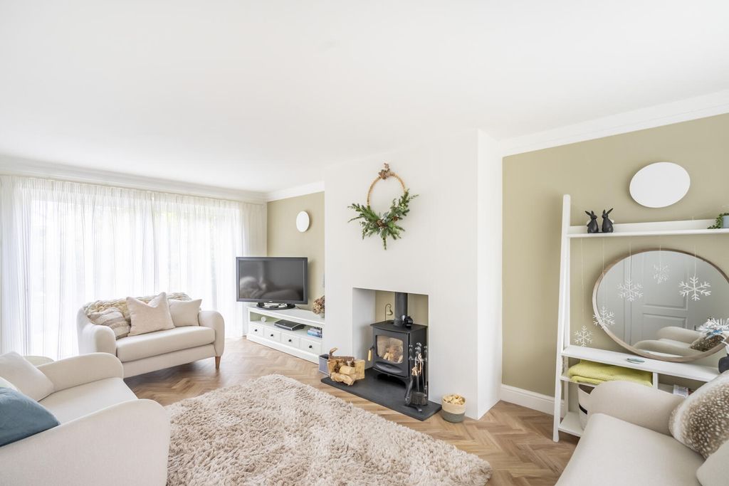 Property photo 3 of 27 Living Room