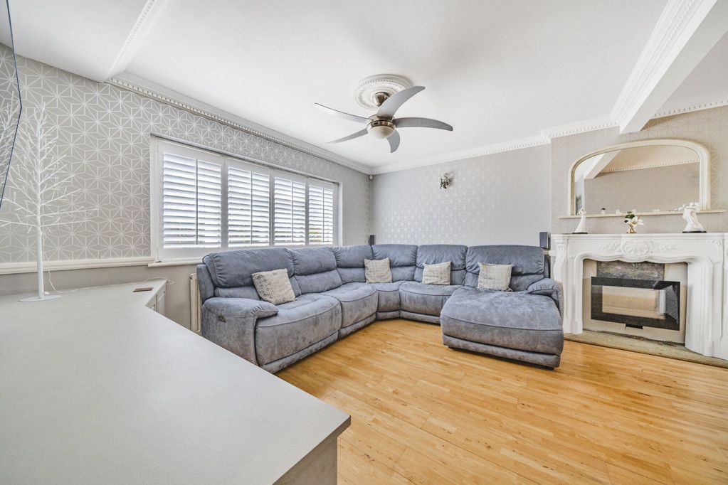 Property photo 2 of 18 Lounge