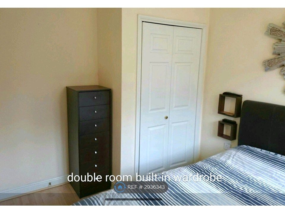 Property photo 3 of 9 Double Room With Built-In Wardrobe