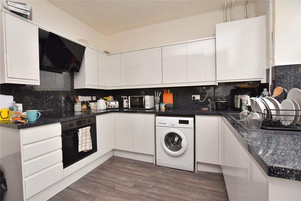 Property photo 3 of 9 Kitchen