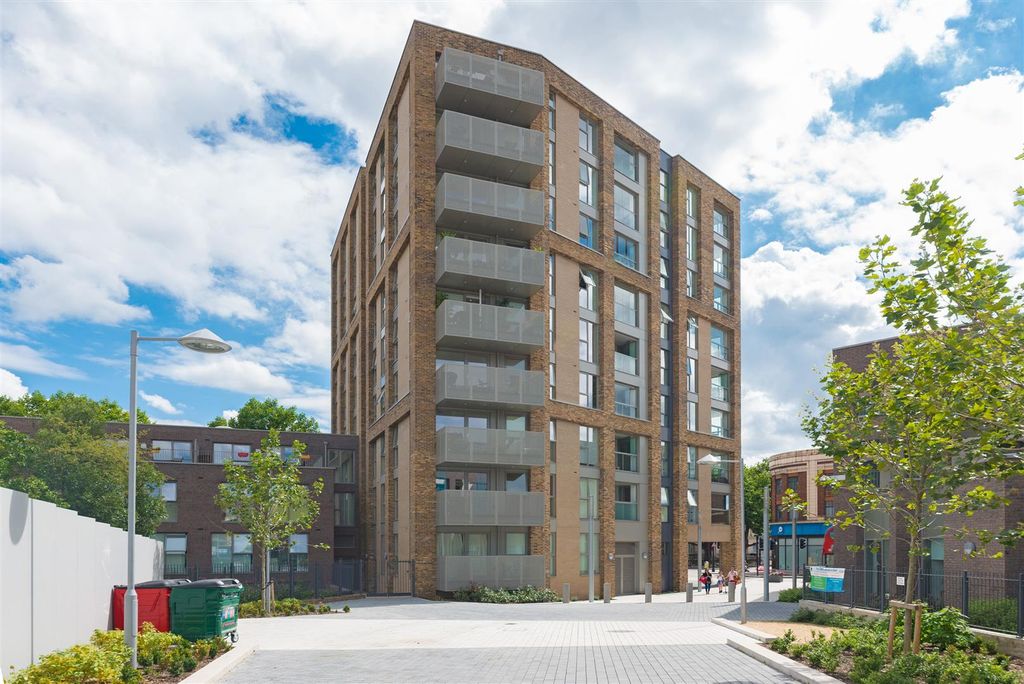 Property photo 3 of 8 Stockwell Park Road 14 4 Ph2.Jpg